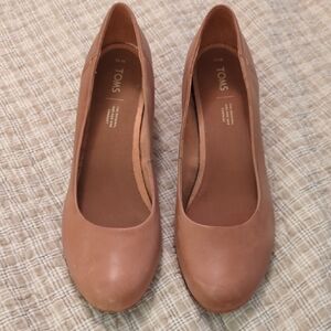 Tom's Tan Leather Wooden Heel, size 12